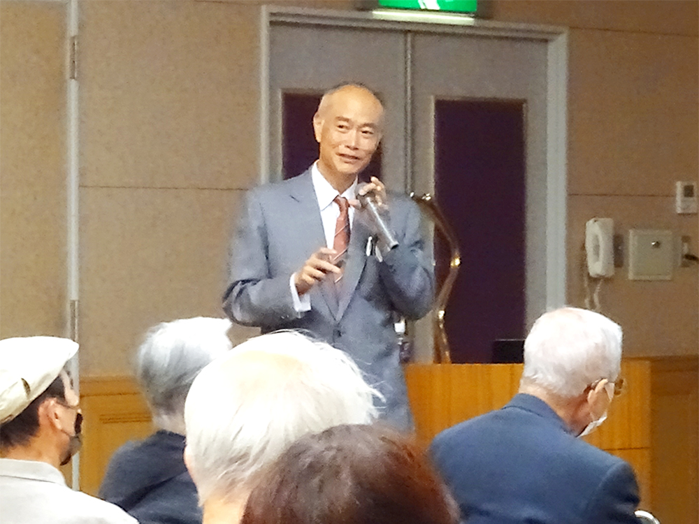 セミナーで講演する院長