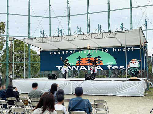 ステージで民族ダンス♪